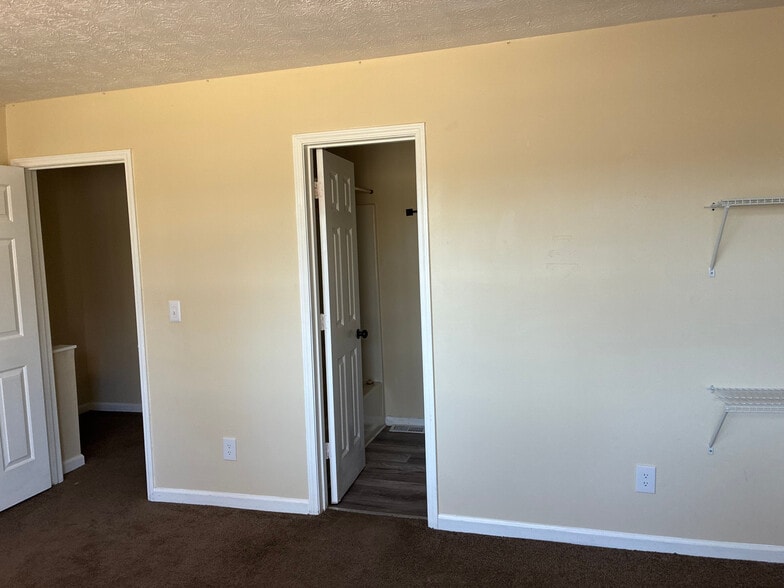 Building Photo - Room in Townhome on Patterson Cir