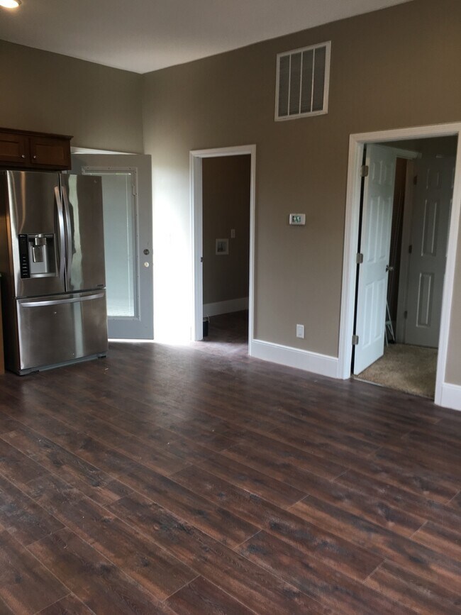 Building Photo - 631 E Chestnut St