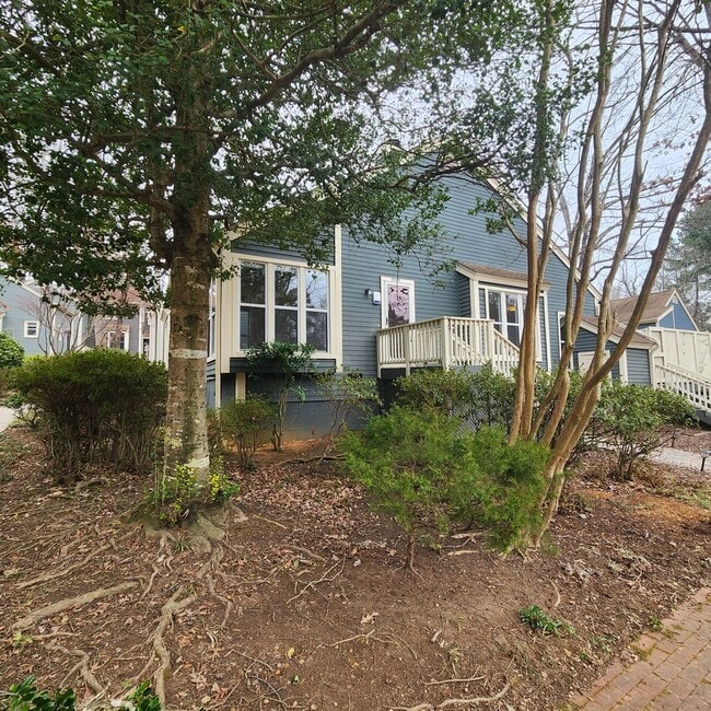 Building Photo - Beautiful End unit Townhome for rent