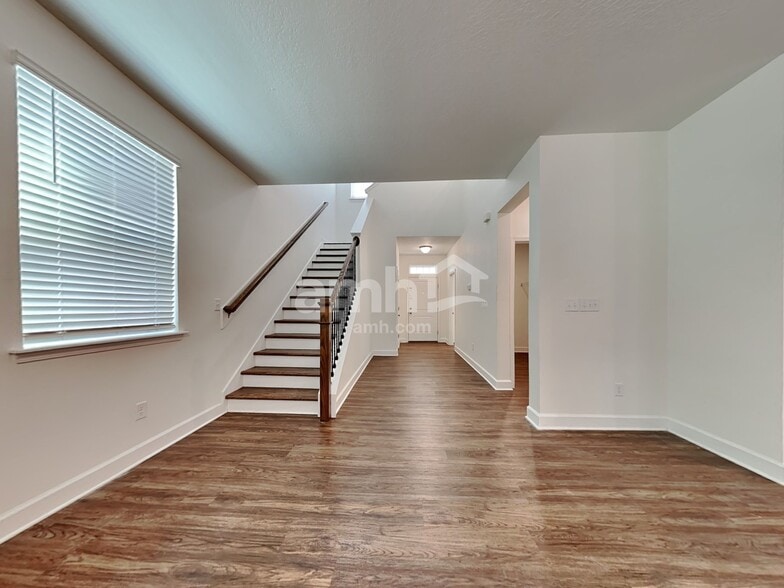 Building Photo - 467 Sandstone Dr