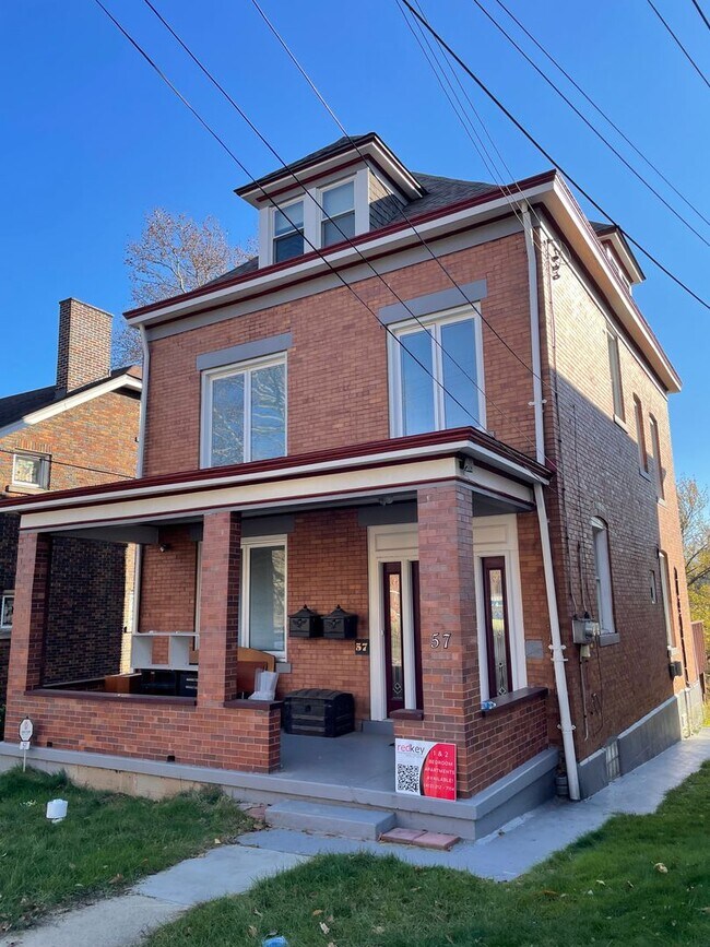 Building Photo - Two unit building with shared laundry and entryway
