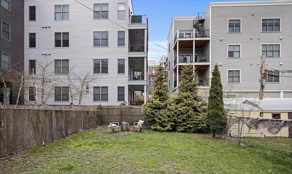 Building Photo - 726 E 2nd St