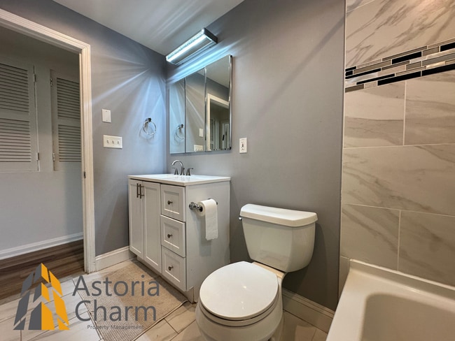 Building Photo - Spacious 4 Bedroom + Den Home with Private...