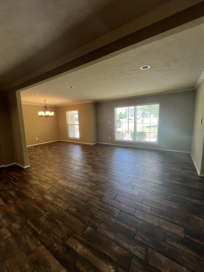 Building Photo - 412 S Country Club Rd
