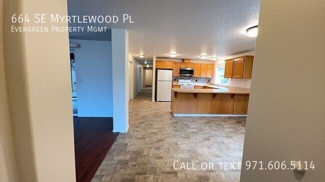 Building Photo - 664 SE Myrtlewood Pl