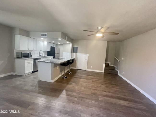 Building Photo - Remodeled 2bedroom 1 bath condo close to e...