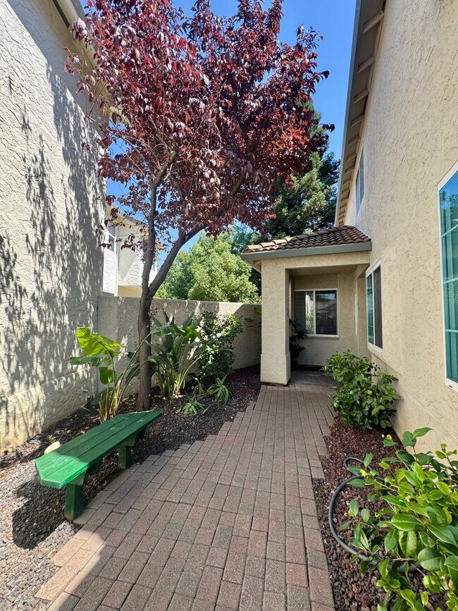 Building Photo - Spacious 2 Bed, 2.5 Bath Home with Loft, Vaulted Ceilings & Private Yard
