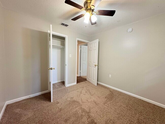 Building Photo - 2922 Oakwood Dr