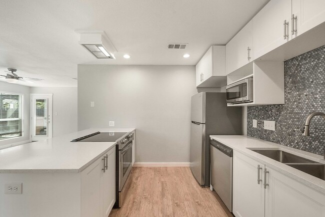 Building Photo - Modern 2 Bed, 2 Bath Multiplex in Austin, ...