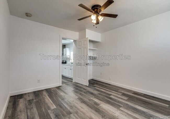 Building Photo - 611 Rochambeau St