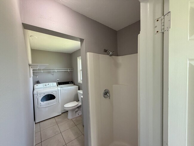 Building Photo - 3 Bedroom 2 Bath Single Family Home