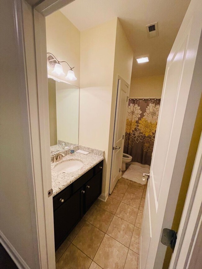 Building Photo - Sun-Drenched Corner Lot Condo – 2 Bedrooms + Office Near Middlebrook Pike