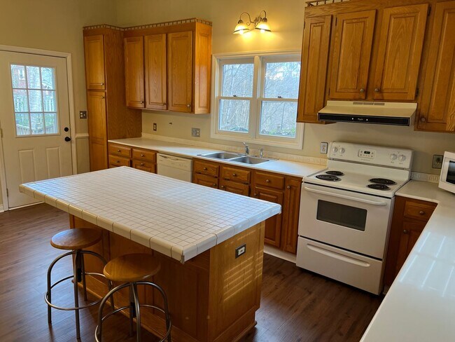Building Photo - Downtown Statesville - 4 BR / 2 BA