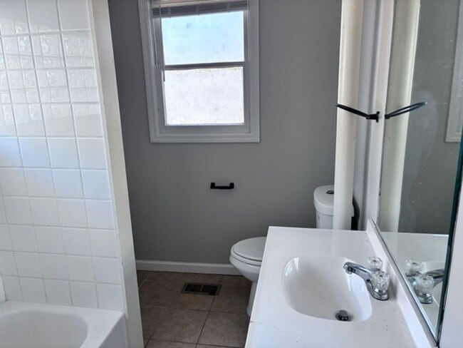 Building Photo - 70 Lakeside Dr