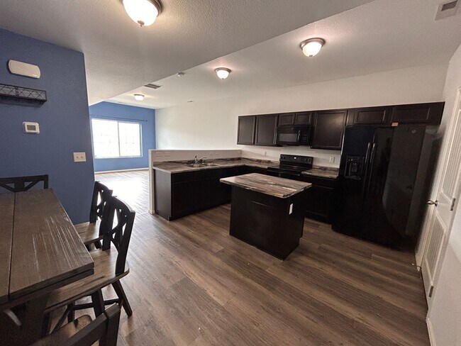 Building Photo - 3 Bed 3 bath Town Home in 80910!