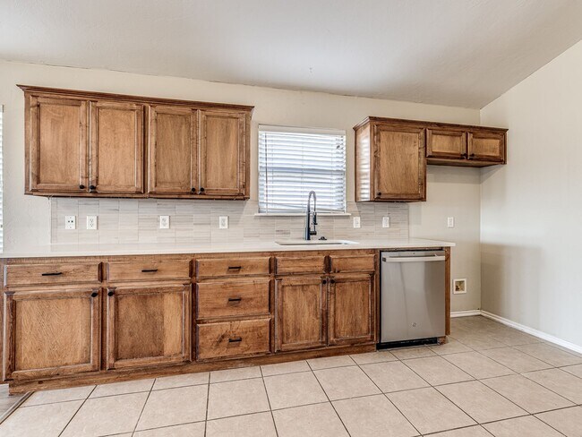 Building Photo - Updated home in Edmond + 3 bed + 2 bath