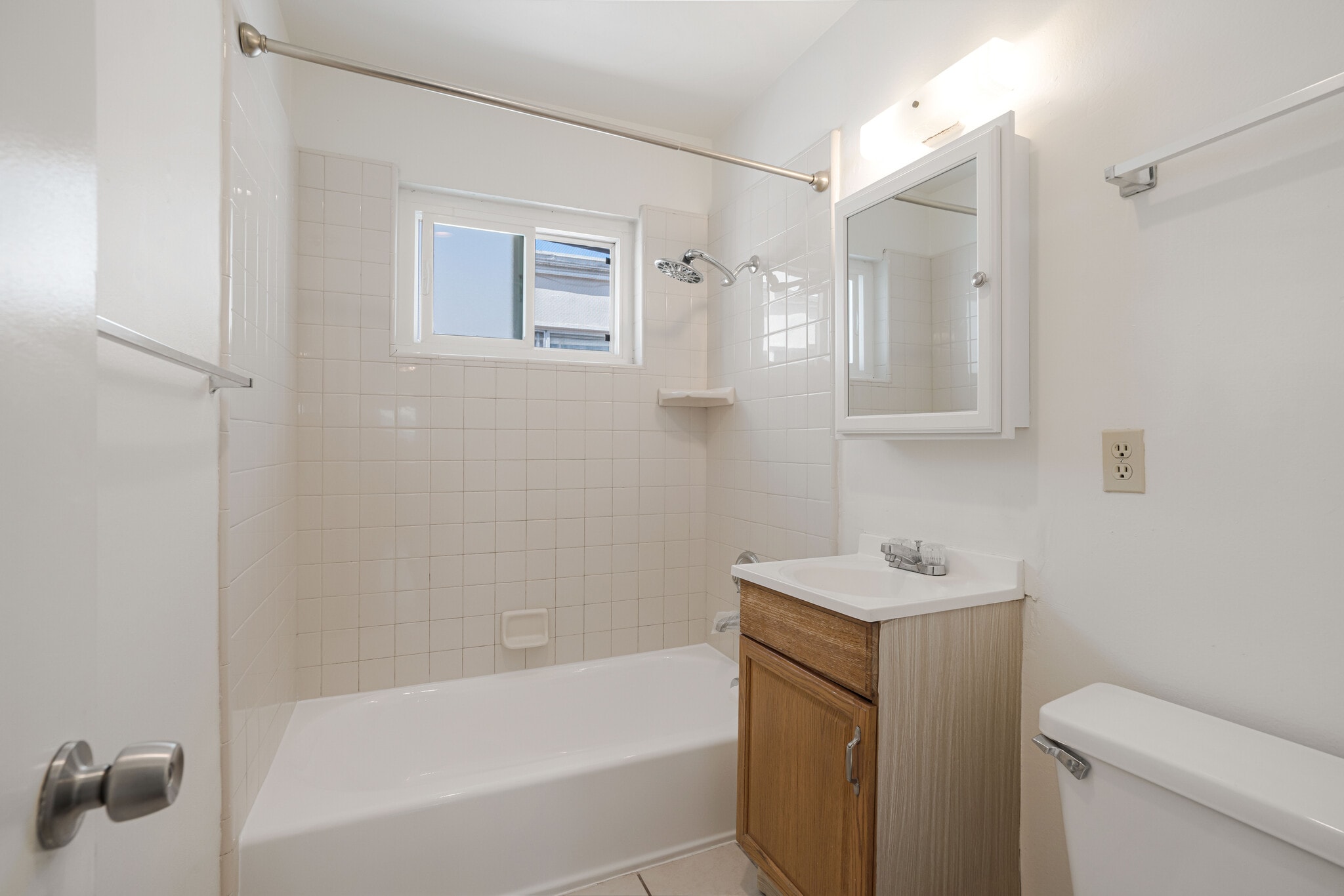 Full Bath - 200 Chester Way