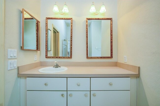 Building Photo - 5 Strawood Point