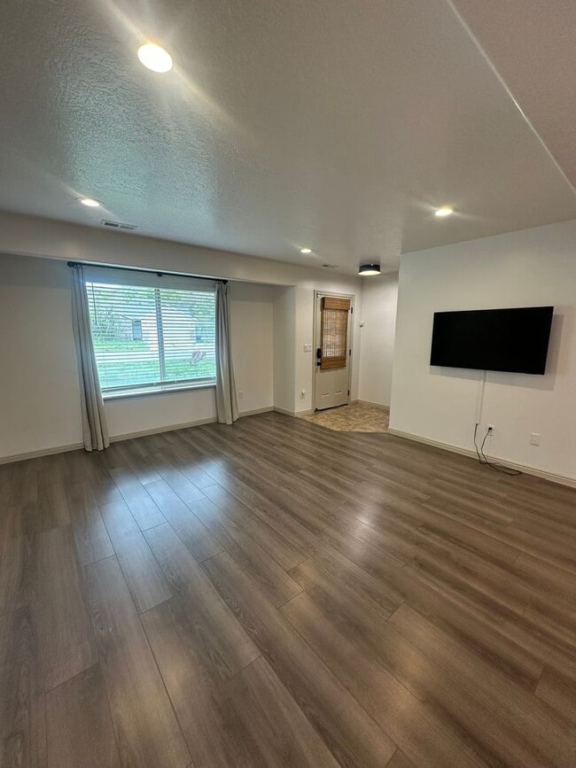 Building Photo - 3 Bed | 2.5 Bath Home in South Weber – Ready for Move-In!