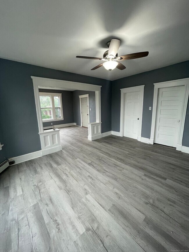 Building Photo - Spacious 4-bedroom, 1-bathroom first-Floor...
