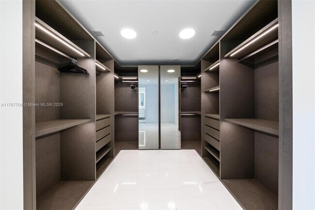 Building Photo - 300 Biscayne Blvd Way