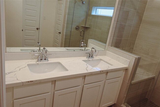 Building Photo - 3352 Vine Ter Trce