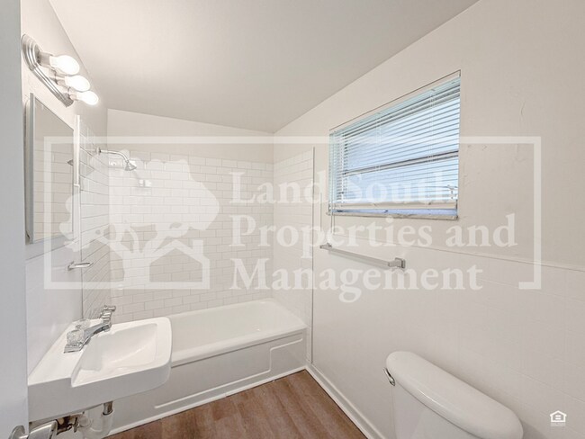 Building Photo - 1030 Lakewood Ct