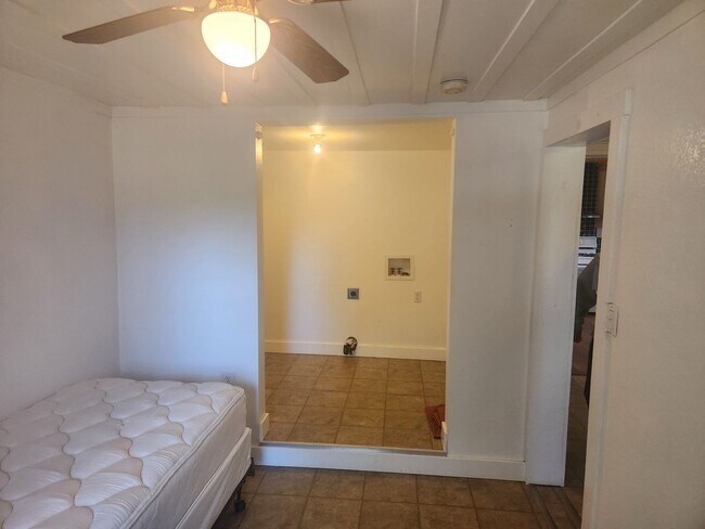 Building Photo - Beautiful 3 Bedroom/1 bathroom home with a...