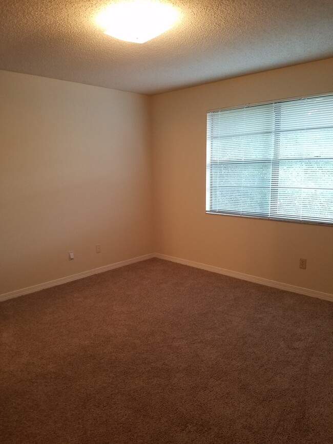 Building Photo - $995- 2/1.5 - Upstairs Unit  - Fresh Paint...