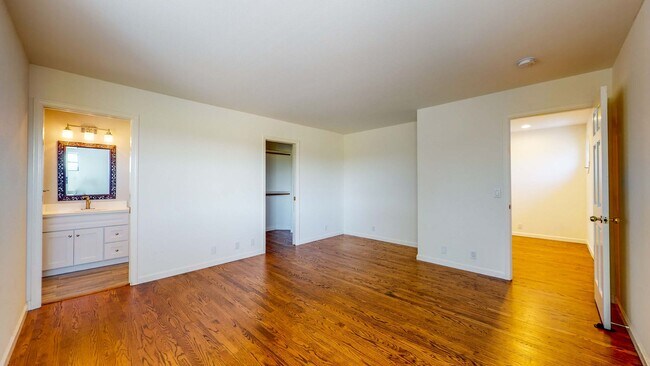 Building Photo - Beautiful 4 bedroom 3.5 bath Home with 2 c...