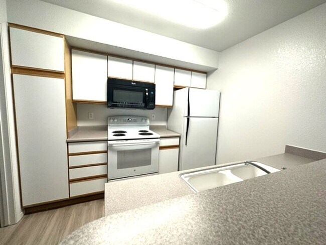 Building Photo - Bright and Beautiful upstairs apartment!