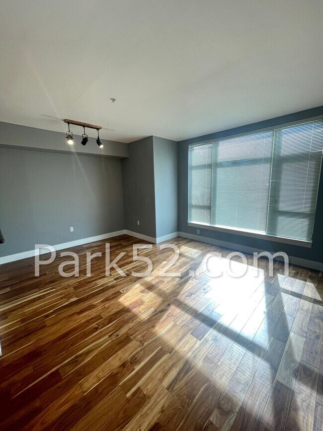 Building Photo - One Bedroom Condo in Downtown Tacoma