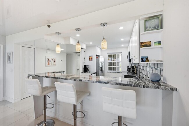 Building Photo - 4015 W Palm Aire Dr