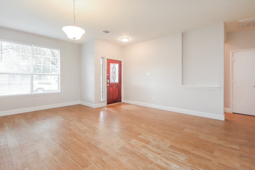 Building Photo - 553 Small Cedar Dr