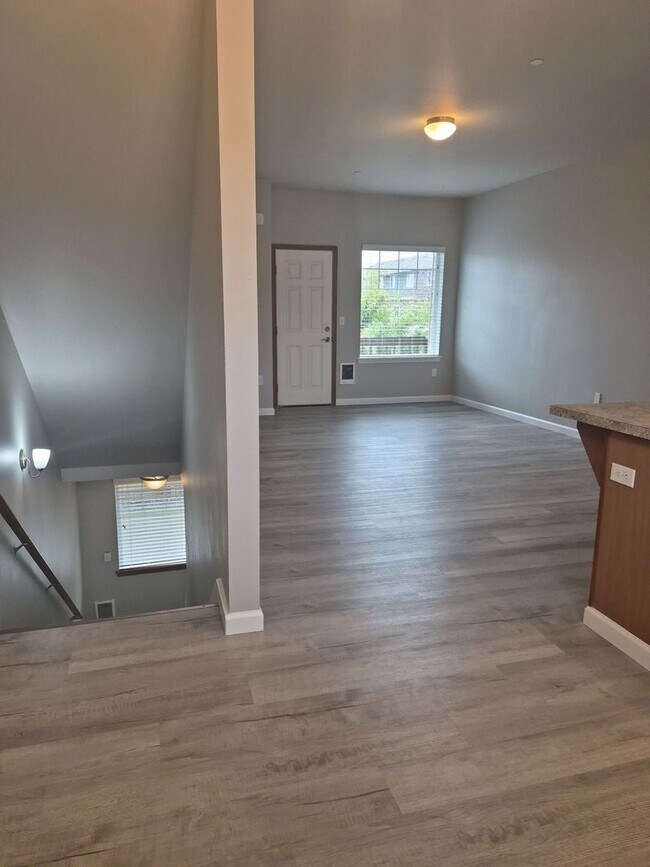 Building Photo - Welcome home to this beautiful 2BD/2.5BA, newly updated tri-level townhome!!!