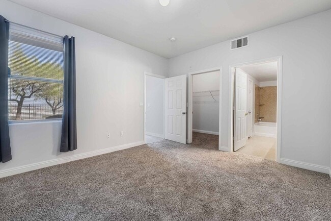 Building Photo - Beautiful Condo with Spacious Layout!
