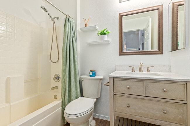 Building Photo - 543 S Wildrose