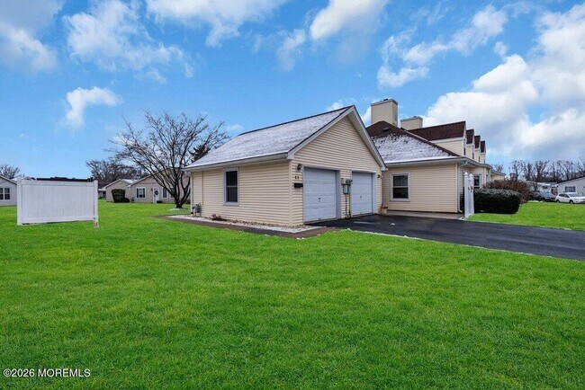 Building Photo - 11 Sutton Dr