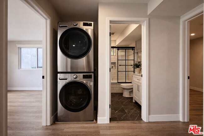 Building Photo - 1427 N Vista St