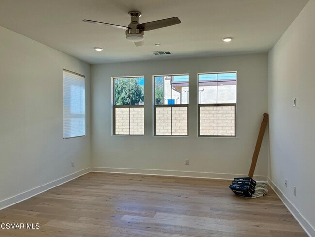 Building Photo - 779 Edward Scholle Dr