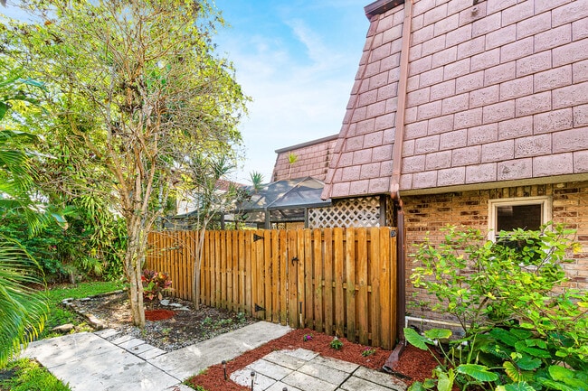 Building Photo - 7536 Courtyard Run E