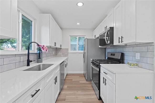 Building Photo - 711 Santa Rosa Dr