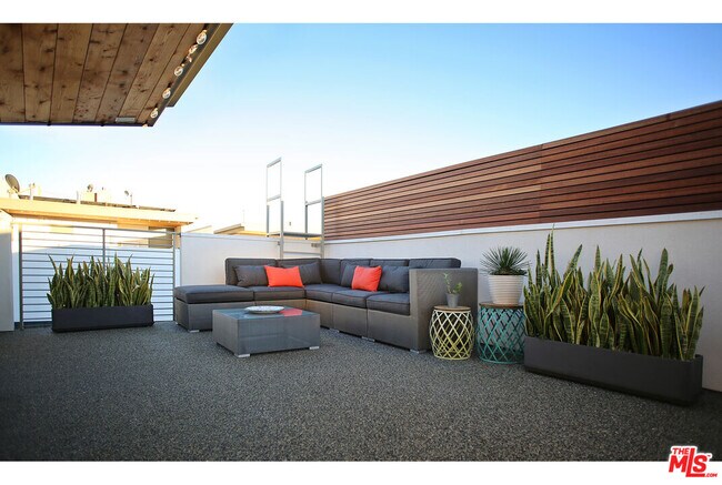 Building Photo - 1211 N Garbo Ln