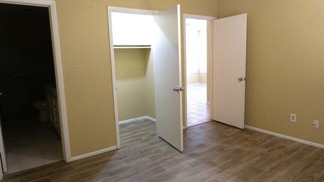 Building Photo - 1450 SE Rivergreen Cir