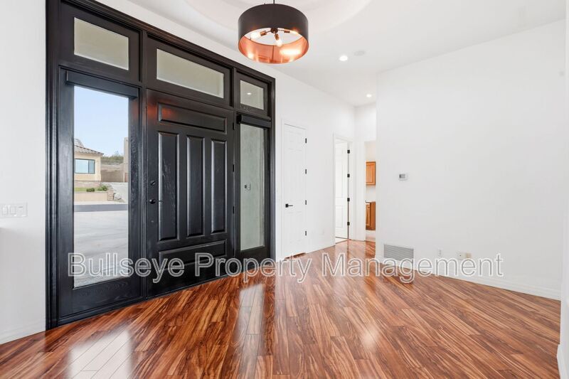 Building Photo - 1527 E Villa Maria Dr