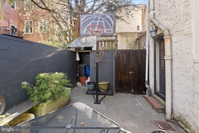 Building Photo - 213 Montrose St