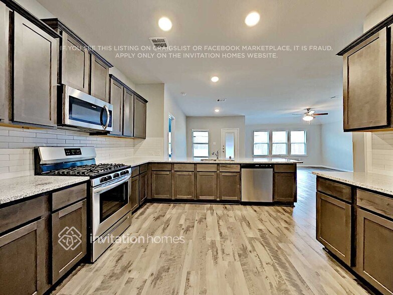 Building Photo - 717 Jamestown Ln