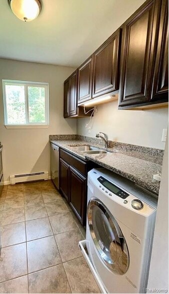 Building Photo - 525 Fairbrook St