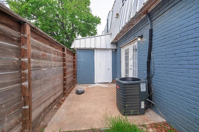 Building Photo - 2217 Mission Hill Dr