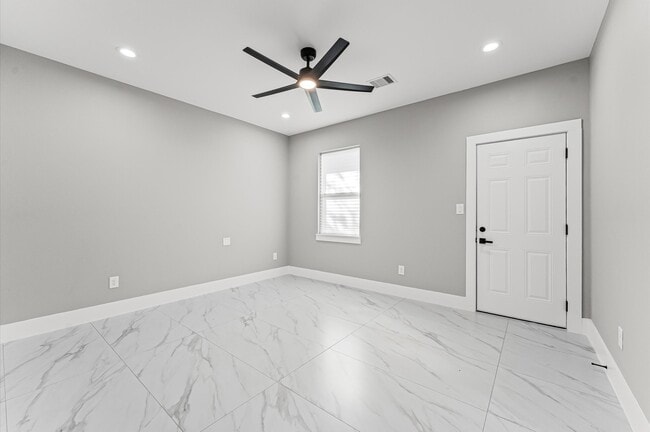Building Photo - 9106 Everglade Dr
